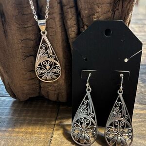 Elegant Silver Teardrop Pendant Necklace and Earring Set